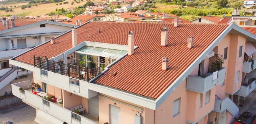 Apartament z tarasem i widokiem na morze w Silvi Marina – 133 m², 4 sypialnie, garaż