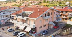 Apartament z tarasem i widokiem na morze w Silvi Marina – 133 m², 4 sypialnie, garaż