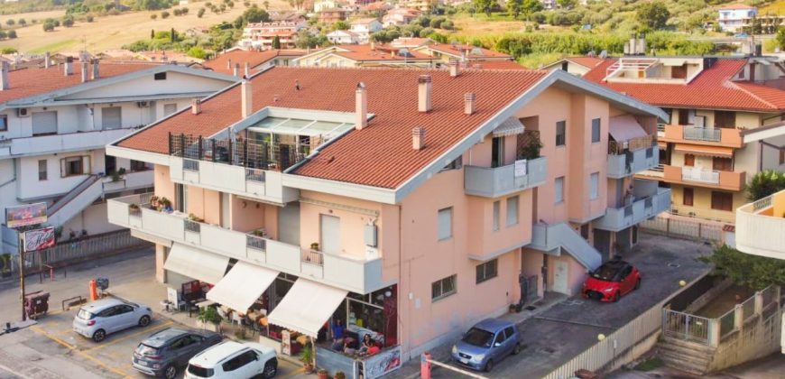 Apartament z tarasem i widokiem na morze w Silvi Marina – 133 m², 4 sypialnie, garaż