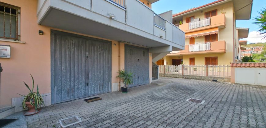 Apartament z tarasem i widokiem na morze w Silvi Marina – 133 m², 4 sypialnie, garaż