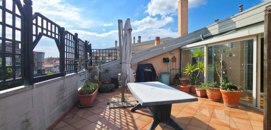 Apartament z tarasem i widokiem na morze w Silvi Marina – 133 m², 4 sypialnie, garaż