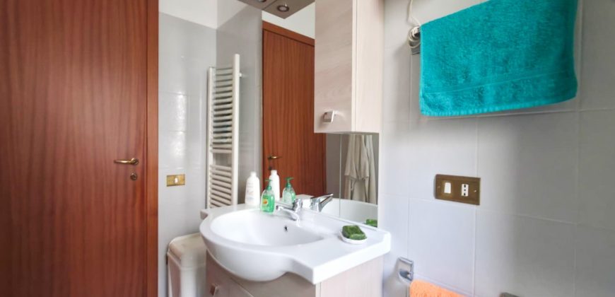 Apartament z tarasem i widokiem na morze w Silvi Marina – 133 m², 4 sypialnie, garaż