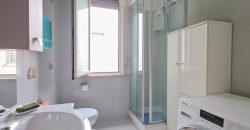Apartament z tarasem i widokiem na morze w Silvi Marina – 133 m², 4 sypialnie, garaż