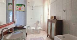 Apartament z tarasem i widokiem na morze w Silvi Marina – 133 m², 4 sypialnie, garaż