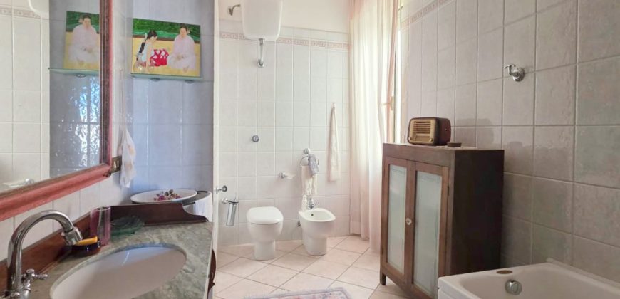 Apartament z tarasem i widokiem na morze w Silvi Marina – 133 m², 4 sypialnie, garaż