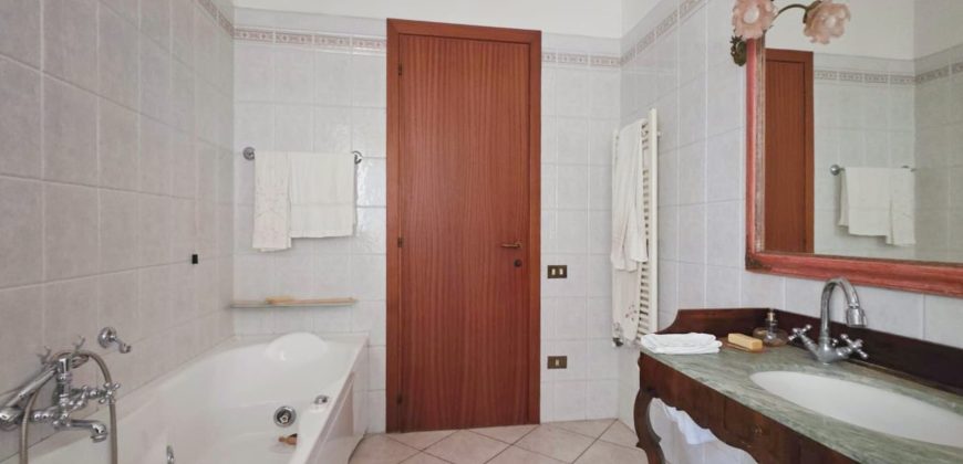 Apartament z tarasem i widokiem na morze w Silvi Marina – 133 m², 4 sypialnie, garaż