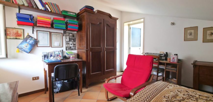 Apartament z tarasem i widokiem na morze w Silvi Marina – 133 m², 4 sypialnie, garaż