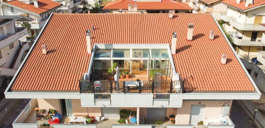 Apartament z tarasem i widokiem na morze w Silvi Marina – 133 m², 4 sypialnie, garaż