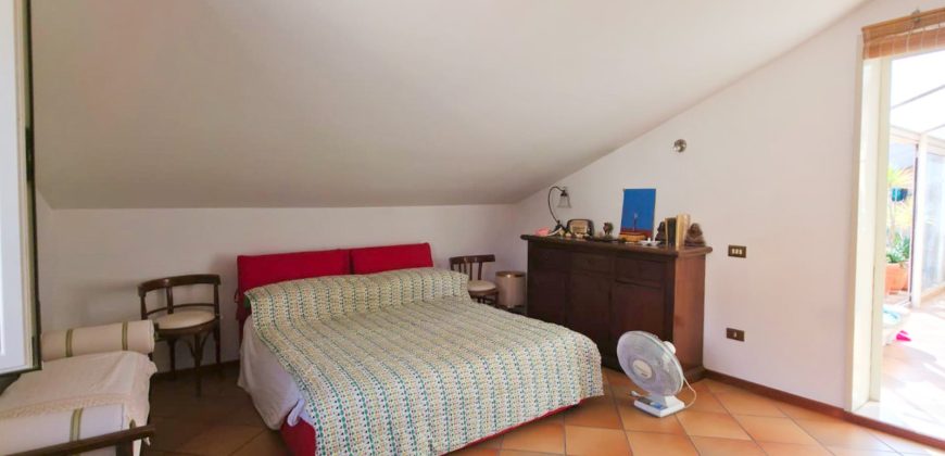 Apartament z tarasem i widokiem na morze w Silvi Marina – 133 m², 4 sypialnie, garaż