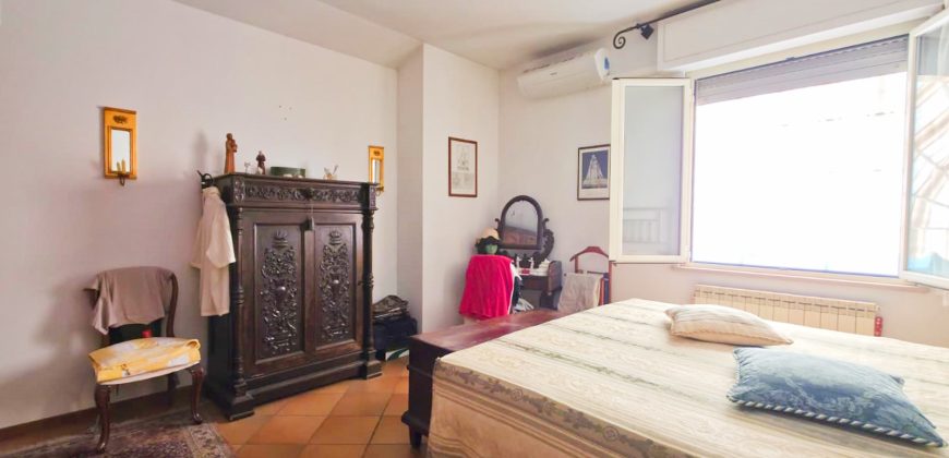 Apartament z tarasem i widokiem na morze w Silvi Marina – 133 m², 4 sypialnie, garaż