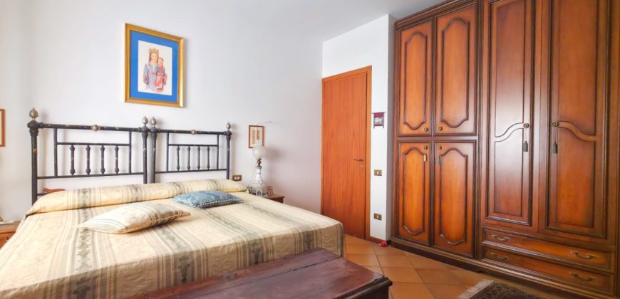 Apartament z tarasem i widokiem na morze w Silvi Marina – 133 m², 4 sypialnie, garaż