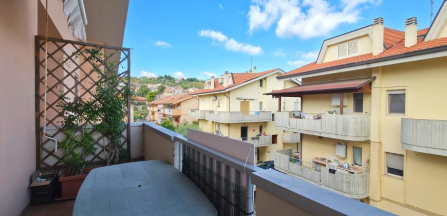 Apartament z tarasem i widokiem na morze w Silvi Marina – 133 m², 4 sypialnie, garaż